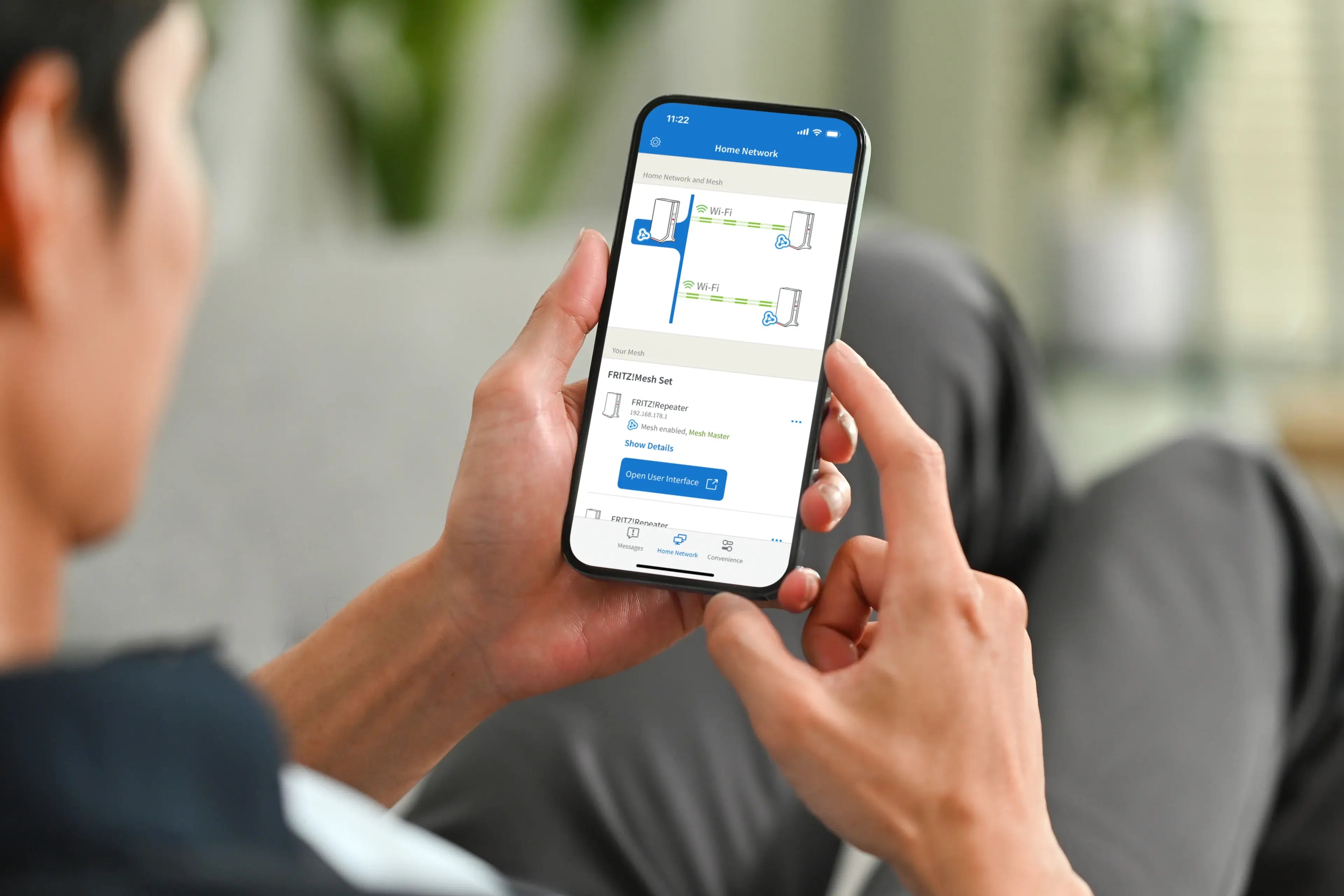 Junger Mann verwendet Smartphone, um technische Informationen auf einer App anzuzeigen.