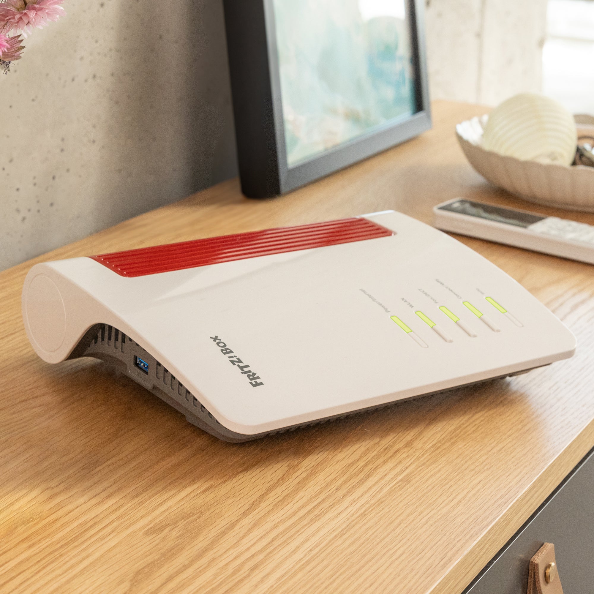 FRITZ!Box 4690 auf einem Holztisch, moderner Router mit Wi-Fi 7 und Multi-Gigabit-Technologie.