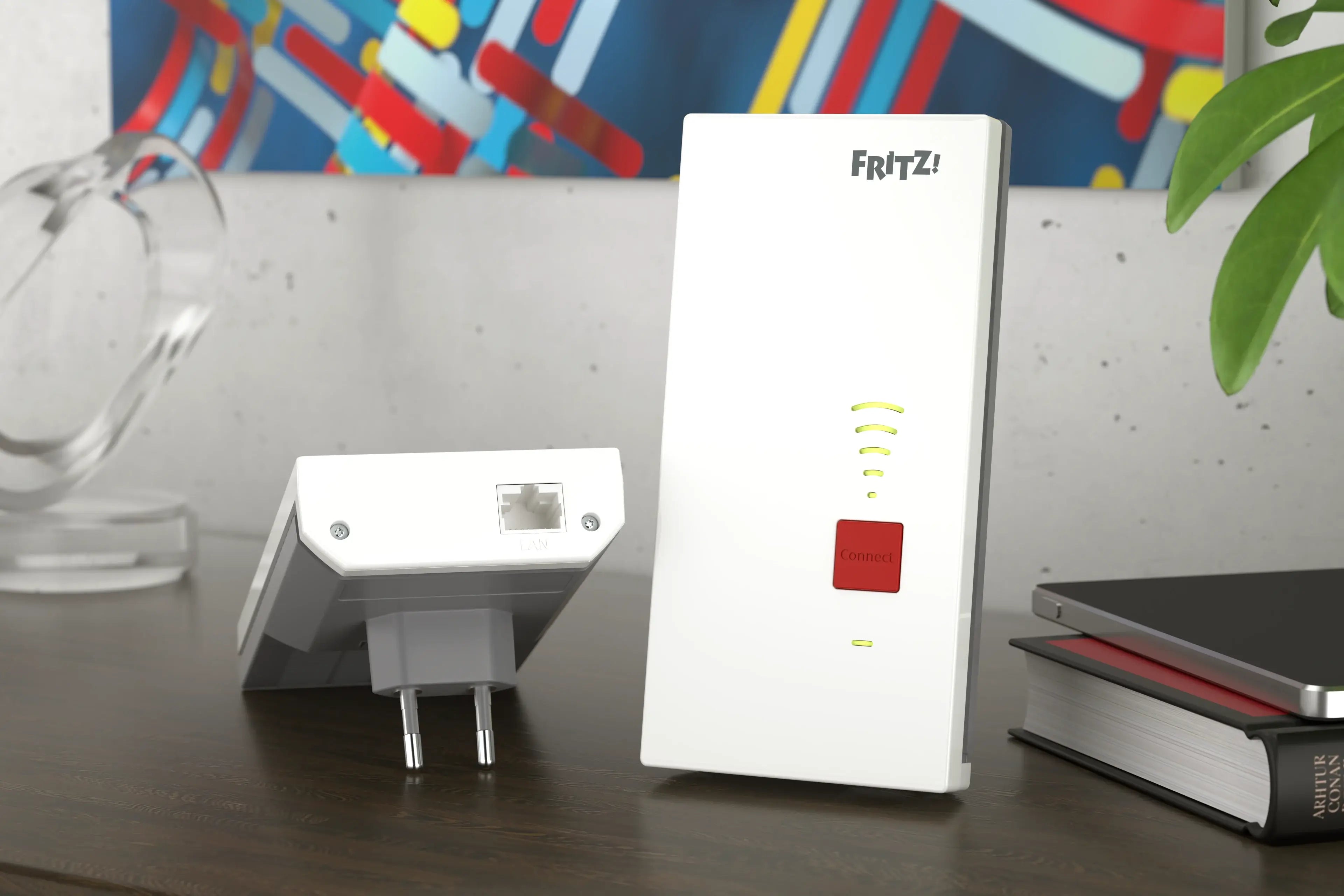 Fritz!Box WLAN Repeater auf einem Tisch, bereit für die Verbesserung der Internetverbindung in einem modernen Raum.