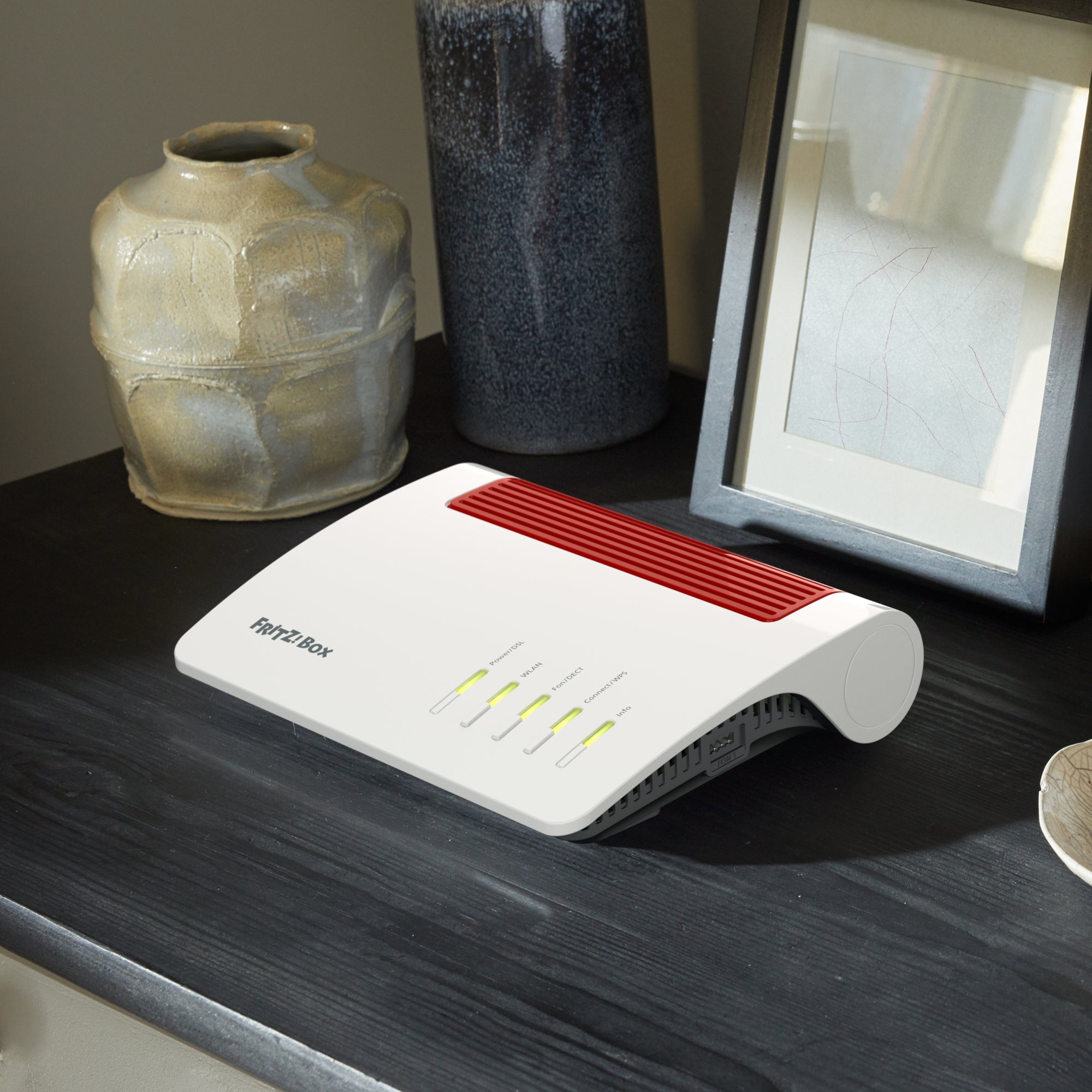 FRITZ!Box 7590 AX auf Tisch, fast ein elegantes Heimnetzwerk mit Wi-Fi 6 und DSL bis 300 MBit/s.
