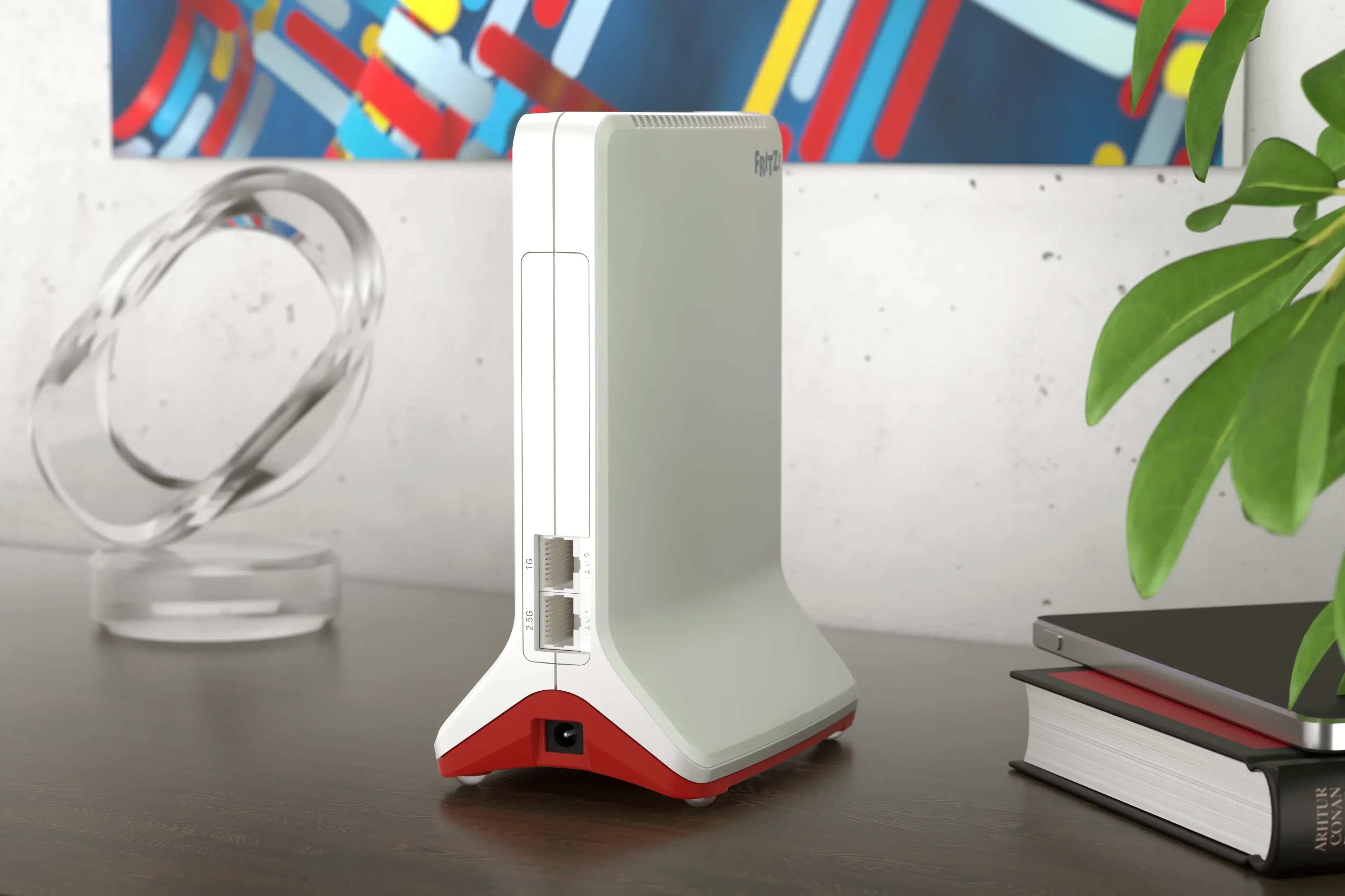 Stylischer Router auf einem Holztisch, umgeben von Pflanzen und Bücher, modernes Design und praktische Anschlüsse.